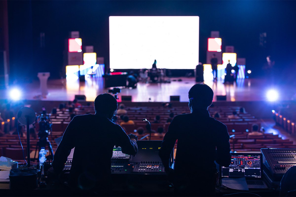 Sound Light Synchronizing Lighting Effects with Music and Performances
